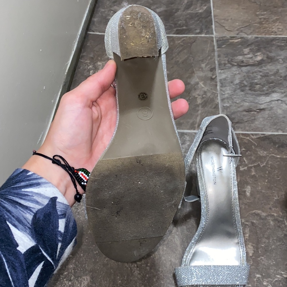 Two pairs of heels. Gold and silver - Picture 2 of 3